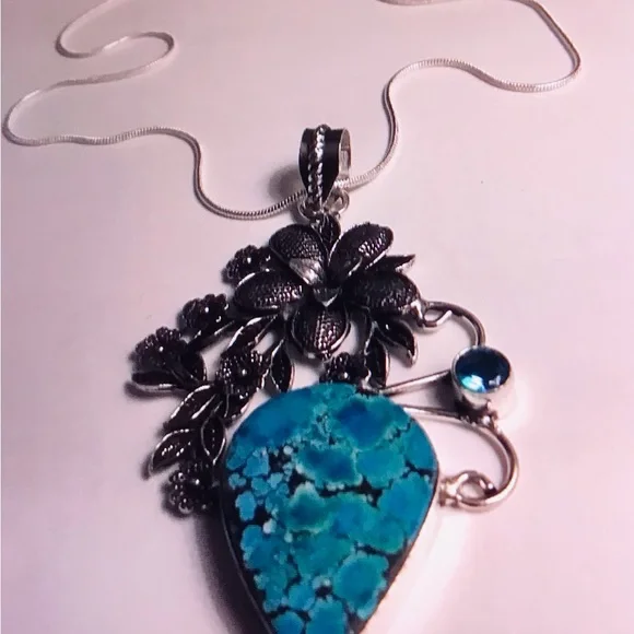 Stunning 925 Sterling Silver Necklace